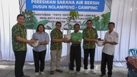 Kalbe juga menyerahkan secara simbolis pohon sebagai bentuk komitmen Kalbe untuk menciptakan lingkungan yang lestari. 