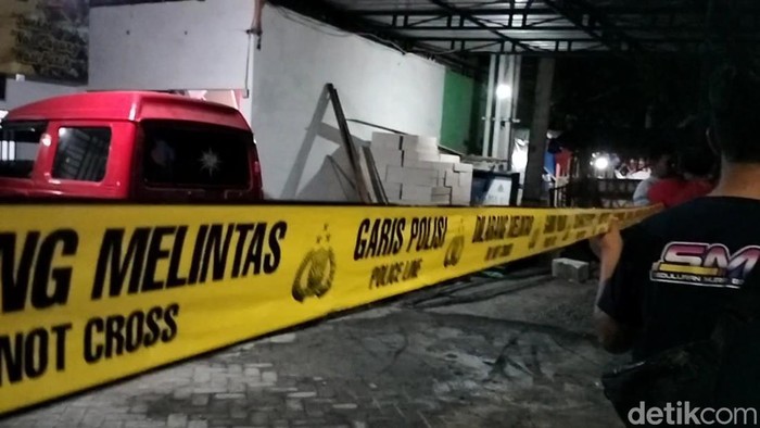 Polisi menggelar olah TKP cafe lokasi pesta miras menewaskan 2 orang di Bojonegoro