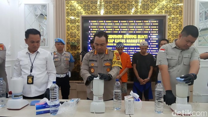 Polisi musnahkan 13 kg sabu yang diamankan dari pelaku atas nama Toni dan Suyatno.