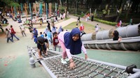 Taman ini juga dilengkapi dengan fasilitas bermain anak.  