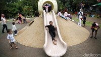 Anak-anak antusias menikmati berbagai fasilitas yang ada di taman ini.  