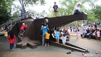 Taman seluas 7,3 hektar itu menjadi pilihan favorit warga Jakarta dan sekitarnya untuk memanfaatkan libur panjang akhir pekan dan cuti bersama yang bertepatan dengan Waisak.   