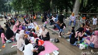 Di libur Waisak ini, pengunjung taman mengalami peningkatan dibanding hari biasa.  
