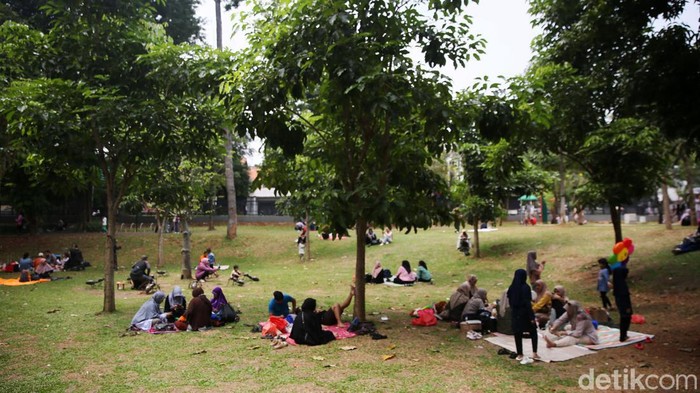Potret Keramaian Tebet Eco Park Saat Libur Waisak Tidak hanya Ragunan, Tebet Eco Park juga ramai pengunjung saat libur Waisak, Kamis (23/5/2024). Mayoritas pengunjung datang bersama keluarga.