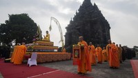 Sejumlah Biksu melakukan prosesi tiga langkah bersujud di Candi Sojiwan, Klaten, Jawa Tengah, Kamis (23/5/2024). ANTARA FOTO/Aloysius Jarot Nugroho.