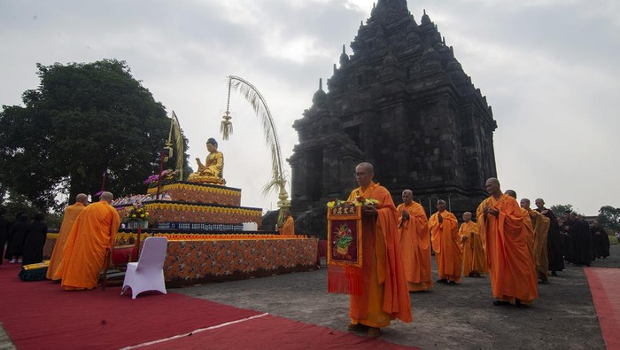 Potret Perayaan Waisak di Sejumlah Daerah Biksu menjalankan Puja Bakti menjelang peringatan detik-detik Waisak 2568 BE/2024 di kompleks Candi Mendut, Mungkid, Magelang, Jawa Tengah, Kamis (23/5/2024). Waisak 2568 BE/2024 mengusung tema âUntuk Hidup Bahagia Sebagai Makhluk dan Manusia, Marilah Kita Meningkatkan Kesadaran Yang Diajarkan Oleh Sang Buddhaâ. ANTARA FOTO/Anis Efizudin/nz Hari Raya Waisak