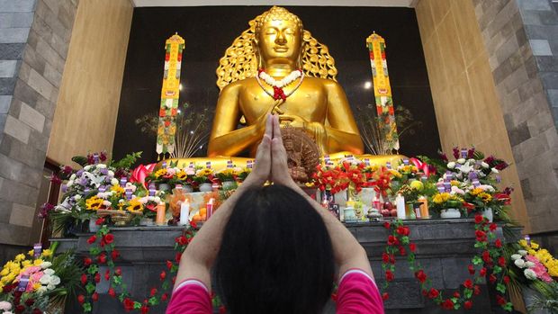 Biksu melakukan Puja Bakti menjelang perayaan detik-detik Waisak 2568 BE/2024 di kompleks Candi Mendut, Mungkid, Magelang, Jawa Tengah, Kamis (23/5/2024). Waisak 2568 BE/2024  mengusung tema 