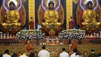 Sejumlah umat Buddha mengikuti ibadah di Vihara Bodhisattva Bandar Lampung. ANTARA FOTO/Ardiansyah.