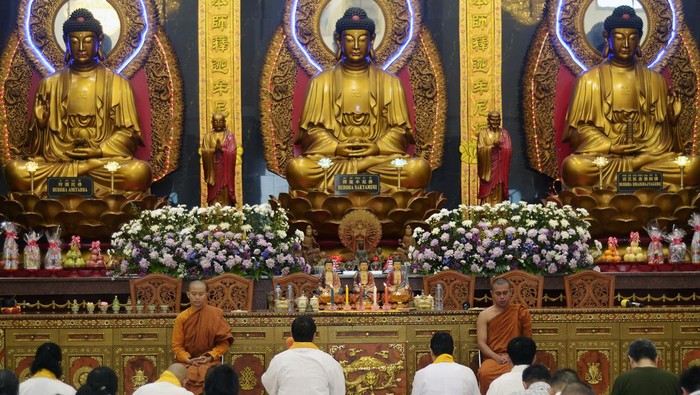 Potret Perayaan Waisak di Sejumlah Daerah Biksu melakukan Puja Bakti menjelang perayaan detik-detik Waisak 2568 BE/2024 di kompleks Candi Mendut, Mungkid, Magelang, Jawa Tengah, Kamis (23/5/2024). Waisak 2568 BE/2024 mengusung tema âUntuk Hidup Bahagia Sebagai Makhluk dan Manusia, Marilah Kita Meningkatkan Kesadaran Yang Diajarkan Oleh Sang Buddhaâ. ANTARA FOTO/Anis Efizudin/nz