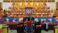 Umat Buddha bersembahyang di depan altar saat perayaan Tri Suci Waisak 2568 BE di Vihara Vajra Bumi Kertayuga, Kabupaten Kubu Raya, Kalimantan Barat. ANTARA FOTO/Jessica Wuysang.