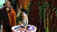 Pemuka agama bersama umat Buddha melaksanakan ritual pemandian Buddha Rupang di Vihara Sakyamuni, Banda Aceh, Aceh, Kamis (23/5/2024). ANTARA FOTO/Irwansyah Putra