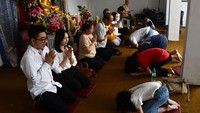 Umat Buddha mengikuti ritual sungkeman atau menghormati orangtua di Cetiya Giri Bhanda Sukhavati Kota Madiun, Jawa Timur. ANTARA FOTO/Siswowidodo.