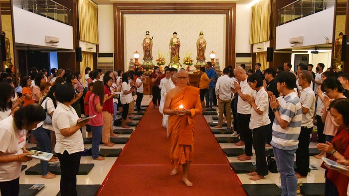 Potret Perayaan Waisak di Sejumlah Daerah Biksu melakukan Puja Bakti menjelang perayaan detik-detik Waisak 2568 BE/2024 di kompleks Candi Mendut, Mungkid, Magelang, Jawa Tengah, Kamis (23/5/2024). Waisak 2568 BE/2024 mengusung tema βUntuk Hidup Bahagia Sebagai Makhluk dan Manusia, Marilah Kita Meningkatkan Kesadaran Yang Diajarkan Oleh Sang Buddhaβ. ANTARA FOTO/Anis Efizudin/nz