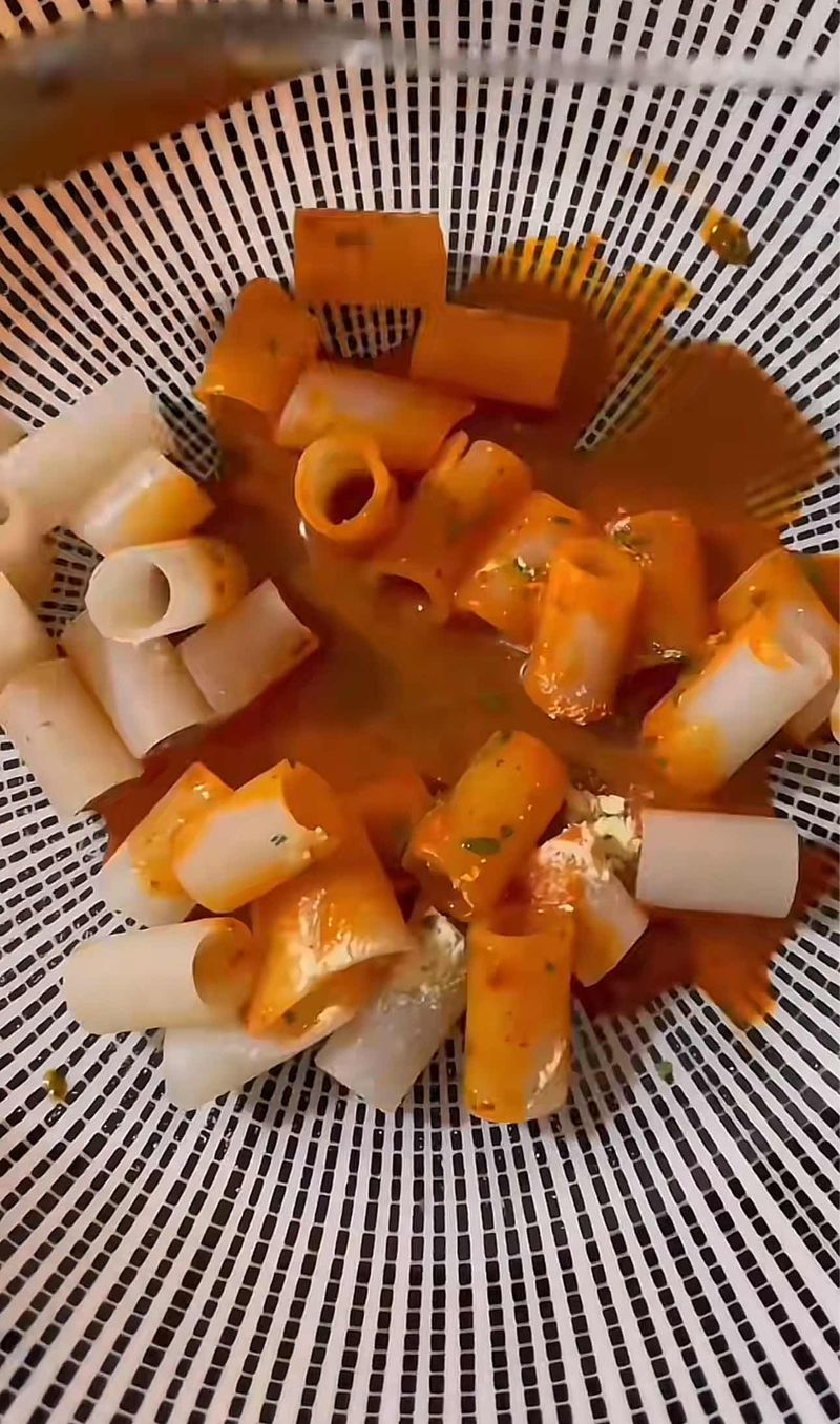 Pria Ini Nekat Makan Sedotan Kopi yang Diracik Pakai Saus Pasta