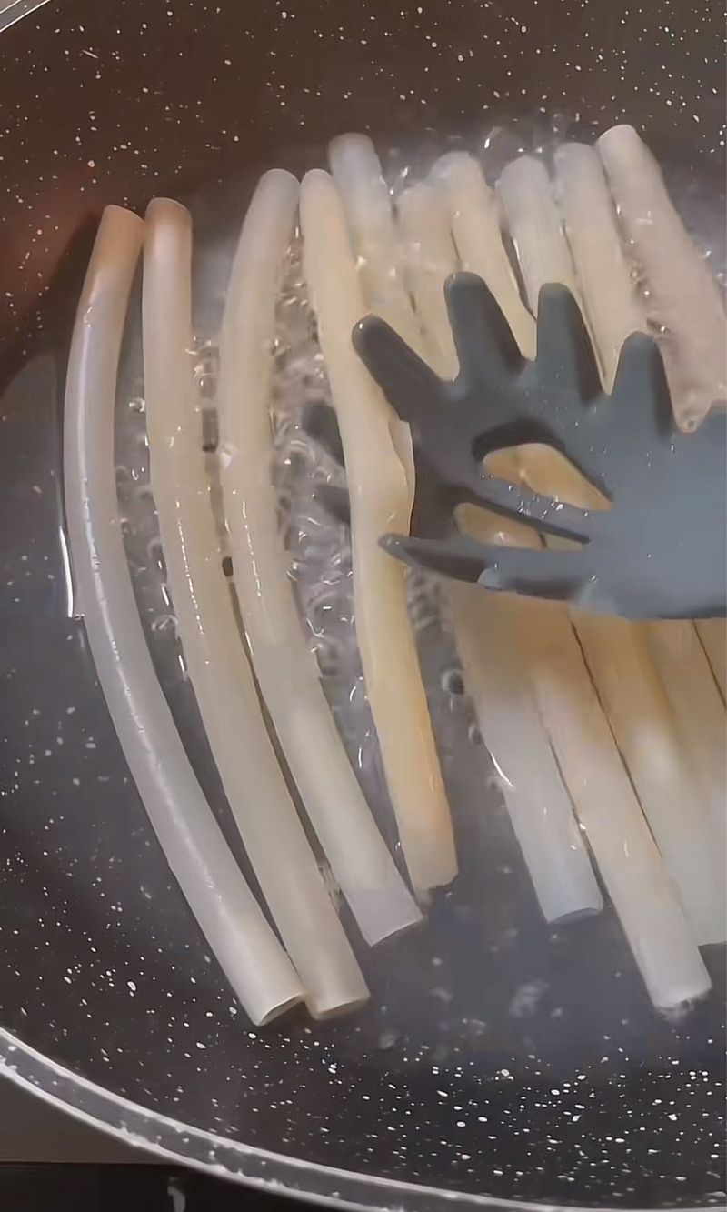 Pria Ini Nekat Makan Sedotan Kopi yang Diracik Pakai Saus Pasta