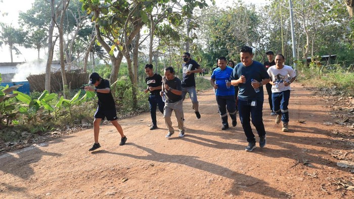 Program senam dan jalan sehat sebagai upaya menjaga kebugaran dan kesehatan karyawan PT BSI