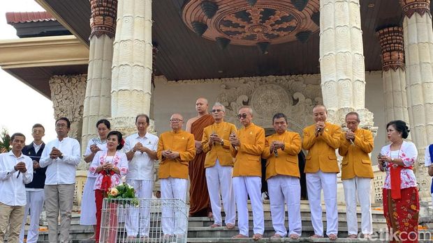 Prosesi pelepasan burung dalam perayaan Waisak di  Vihara Buddha Sakyamuni Denpasar, pada Kamis (23/5/2024)