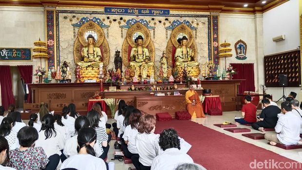 Prosesi pembersihan rupang Buddha usai kebaktian di Wihara Buddha Dharma Legian, Kuta, Badung, Kamis (23/5/2024).