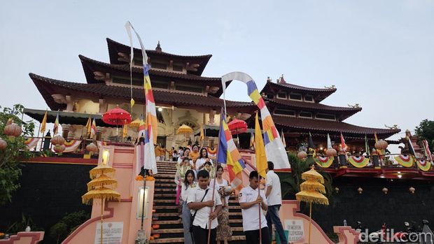 Prosesi pradaksina detik-detik perayaan hari Tri Suci Waisak, di Wihara Dharma Ratna, Klungkung, Kamis (23/5/2024).