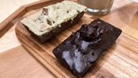 Untuk minum kopi di sini bisa ditemani dengan financier. Butter cake asal Prancis yang berbentuk balok kecil, dipanggang hingga cokelat keemasan dengan tekstur yang padat dan tak beremah. Foto: detikFood/Yenny Mustika Sari