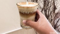 Untuk Corn Cream Cafee memiliki beberapa lapisan, pada bagian bawahnya latte dengan cita rasa pahit agak asam, sedangkan lapisan atasnya ada krim jagung yang creamy. Foto: detikFood/Yenny Mustika Sari