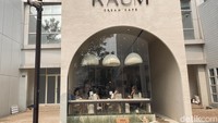 RAUM Cream Cafe, kafe baru di PIK yang punya konsep aesthetic. Tak hanya konsep yang dihadirkan, tapi juga baristanya asli dari Korea. Foto: detikFood/Yenny Mustika Sari