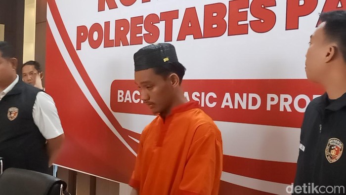 Reza Afiansyah (24), saat diringkus Polrestabes Palembang.