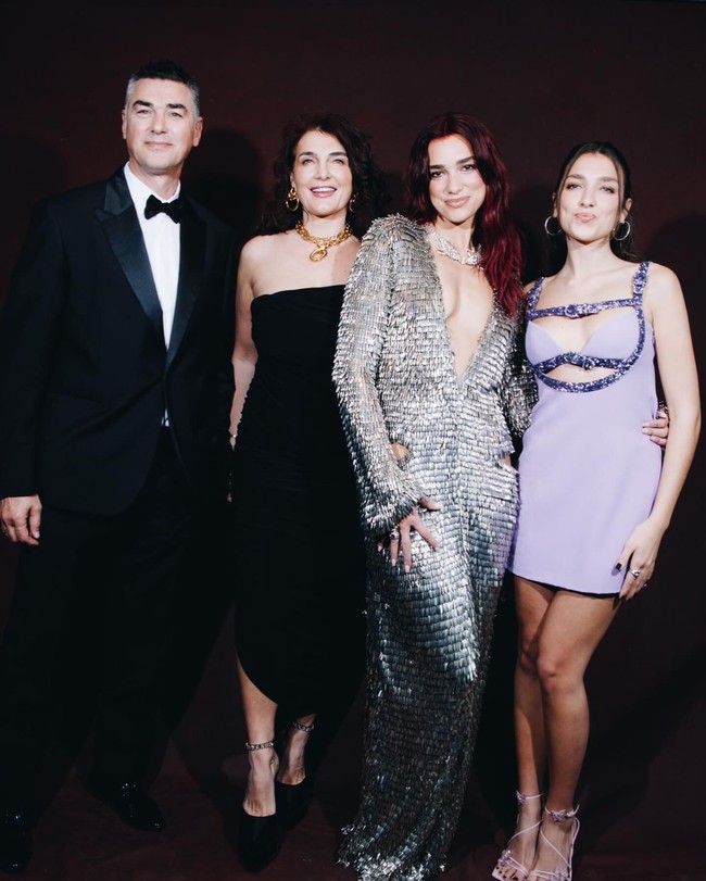 Penyanyi asal Inggris keturunan Albania tersebut memang dikenal memiliki keluarga yang rupawan. Selain ayahnya yang sering disebut awet muda, adiknya juga berparas cantik dan terjun ke dunia hiburan.  Foto: Instagram Rina Lipa