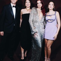 Penyanyi asal Inggris keturunan Albania tersebut memang dikenal memiliki keluarga yang rupawan. Selain ayahnya yang sering disebut awet muda, adiknya juga berparas cantik dan terjun ke dunia hiburan.  Foto: Instagram Rina Lipa