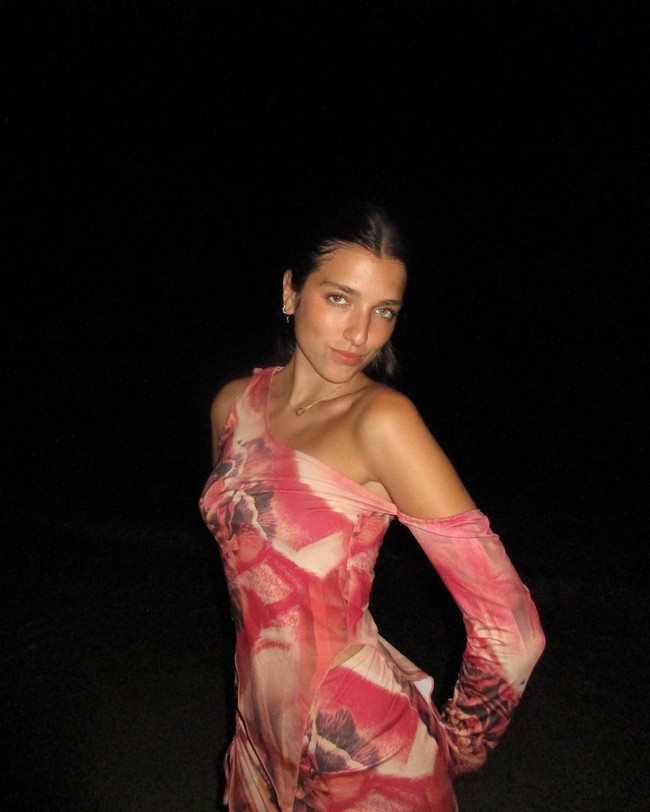 Rina Lipa pun telah terjun ke dunia akting. Ia memulai debutnya dalam film Expectations dan bermain dengan Callan McAuliffe, Blu Hunt, dan Samuel Arnold. Foto: Instagram Rina Lipa