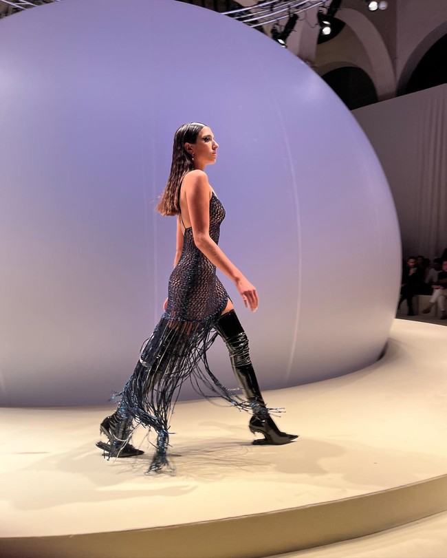 Wanita 23 tahun tersebut pertama kali debut di runway dalam parade busana Giuliano Calza Design Studio di Milan Fashion Week 2021. Foto: Instagram Rina Lipa