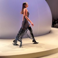 Wanita 23 tahun tersebut pertama kali debut di runway dalam parade busana Giuliano Calza Design Studio di Milan Fashion Week 2021. Foto: Instagram Rina Lipa