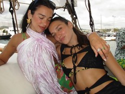 8 Potret Cantik Adik Dua Lipa yang Jarang Tersorot, Ternyata Model & Aktris