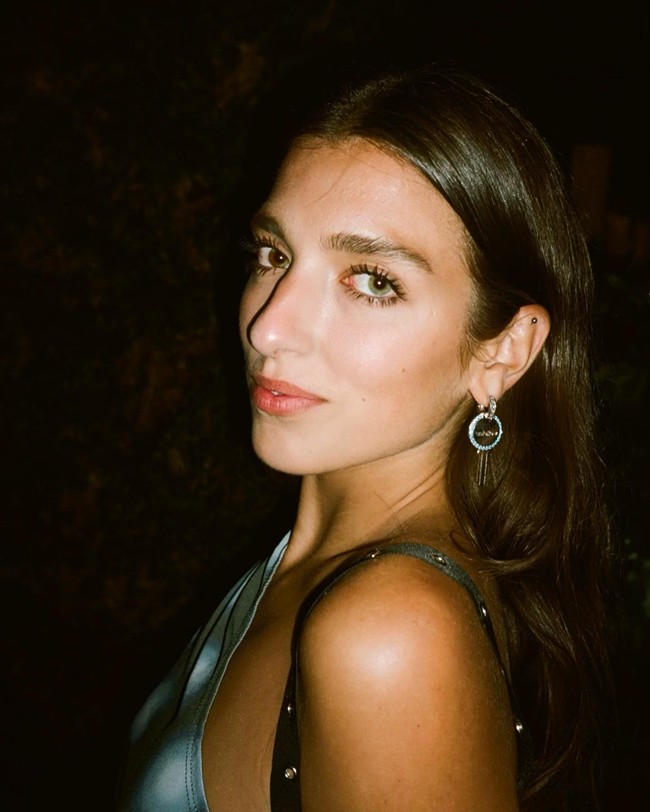 Dilansir WWD, Rina Lipa yang sudah menjadi model tiga tahun terakhir kini tergabung dalam Independent Talent Group. Foto: Instagram Rina Lipa