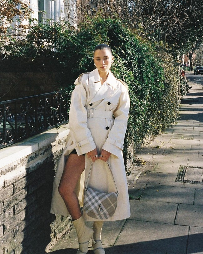 Aku mulai ballet di usia yang sangat muda dan aku sangat menyukainya. Aku sudah memakai sepatu balet di usia muda juga. Itu sesuatu yang aku sangat aku minati juga, katanya dilansir People. Foto: Instagram Rina Lipa