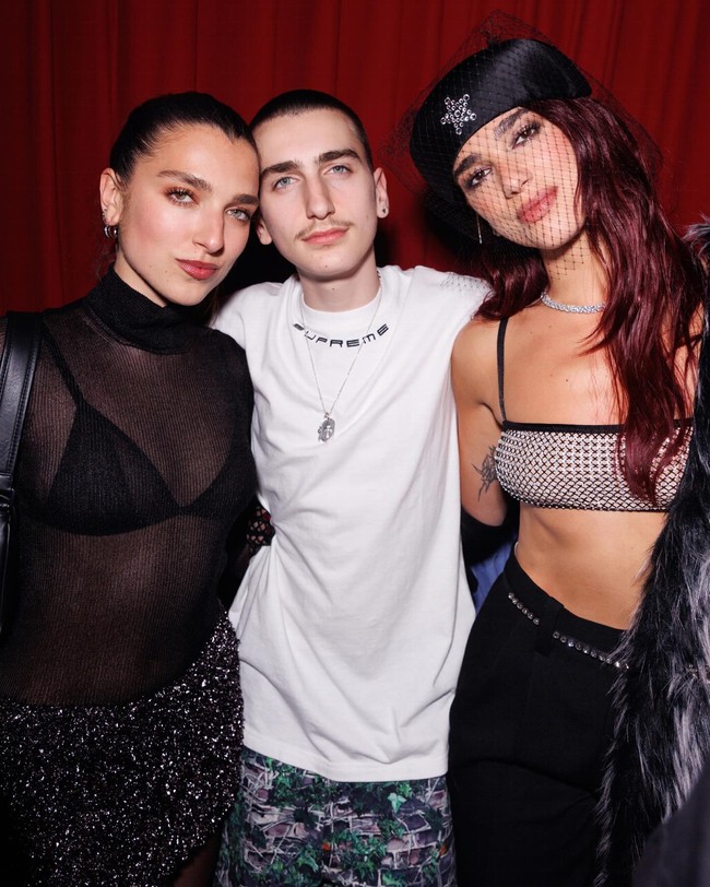 Dua Lipa punya seorang adik perempuan yang cantik. Baru-baru ini penampilan keduanya jadi sorotan ketika menghadiri fashion show Gucci Cruise 2025. Foto: Instagram Rina Lipa