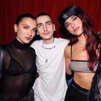 Dua Lipa punya seorang adik perempuan yang cantik. Baru-baru ini penampilan keduanya jadi sorotan ketika menghadiri fashion show Gucci Cruise 2025. Foto: Instagram Rina Lipa