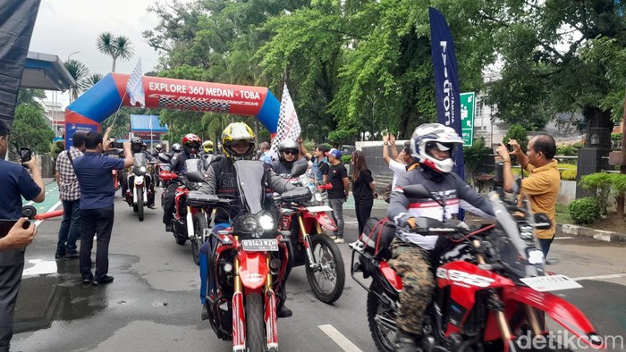 Rombongan CRF Rally Indonesia melaju dari Medan menuju Toba (Nizar Aldi/detikSumut)