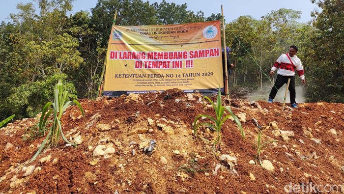 Lokasi pembuangan sampah ilegal di Padukuhan Legundi, Kalurahan Girimulyo, Kapanewon Panggang, Gunungkidul, Kamis (23/5/2024).