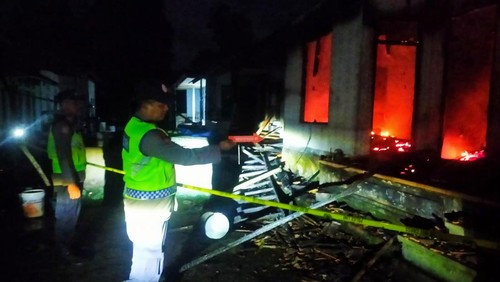 Sebuah rumah di Banjar Dinas Keladian, Desa Pempatan, Kecamatan Rendang, Kabupaten Karangasem, Bali, ludes terbakar, pada Kamis (23/5/2024) dini hari. (Foto: Dok. Polres Karangasem)