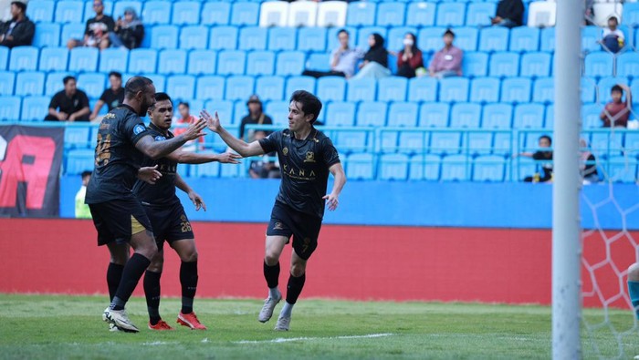 Selebrasi Francisco Rivera usai mencetak gol ke gawang Borneo FC