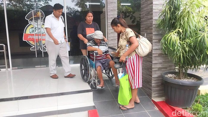 Seorang lansia di Medan melaporkan personel Brimob Polda Sumut inisial RGH ke Bidpropam. (Foto: Finta Rahyuni).