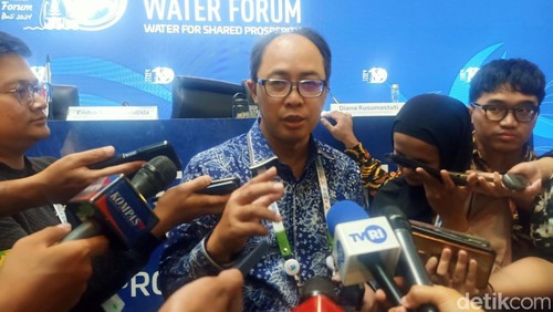 Staf Ahli Teknologi dan Industri Kementerian PUPR Endra S. Atmawidjaja memberi keterangan kepada wartawan di sela acara World Water Forum (WWF) ke-10 di Badung, Bali pada Kamis (23/5/2024)