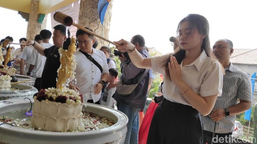 Suasana ibadah Waisak di Wihara Buddha Dharma Legian, Kuta, Badung, Bali, Kamis (23/5/2024). (Foto: Agus Eka/detikBali)