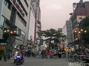 Bentrok PKL Vs Satpol PP di Dalem Kaum Bandung, Sejumlah Orang Terluka
