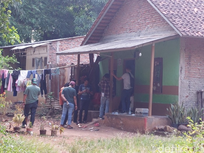 Suasana saat polisi menggeledah kediaman Pegi Setiawan