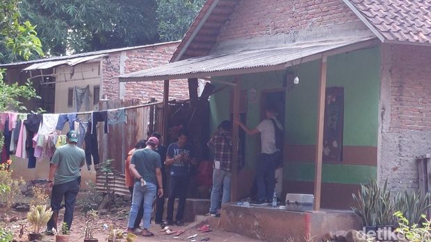 Suasana saat polisi menggeledah kediaman Pegi Setiawan
