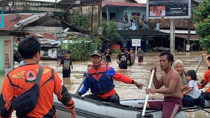 Sungai Enim meluap dan ratusan rumah warga terendam banjir.