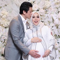Syahrini hamil anak pertama dari Reino Barac setelah lima tahun menikah. Mengumumkan kehamilannya di media sosial, pelantun lagu ‘Sesuatu’ ini tampil glowing dengan busana putih. Foto: Instagram: @princessyahrini