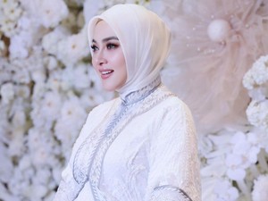 Wajah Glowing Syahrini saat Umumkan Kehamilan Pertama